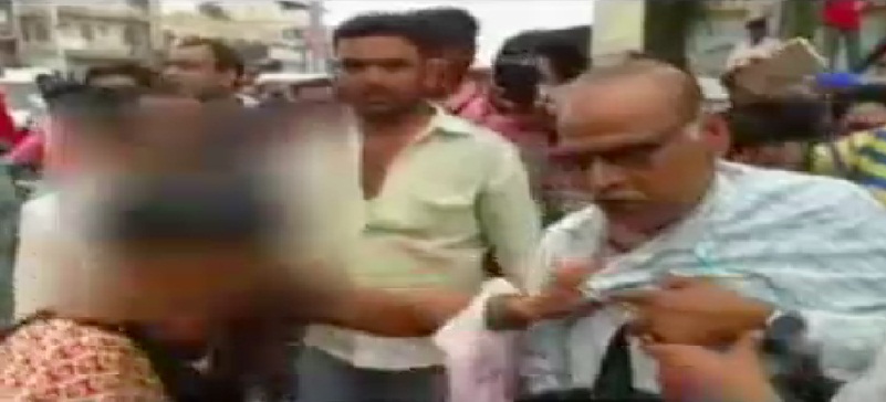 महिला ने सड़क पर की इस आदमी की धुनाई