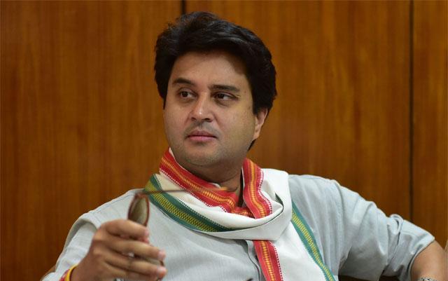 ज्योतिरादित्य सिंधिया ने शिवराज को नौटंकीबाज़ और किसानों को धोखा देने वाला बताया