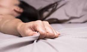 सौतेला बेटा कर रहा था दुष्कर्म, रिपोर्ट लिखवाने गई मां से पुलिस ने मांगी रिश्वत 