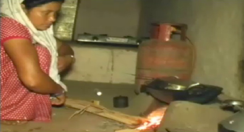 सरकार की उज्जवला योजना के हाल बेहाल, ग्रामीण नहीं करा रहे सिलेंडर रिफिल
