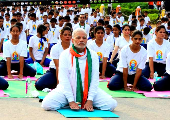 योगमय हुआ देश, पीएम मोदी ने यूपी के सीएम योगी आदित्यनाथ के साथ किया योग