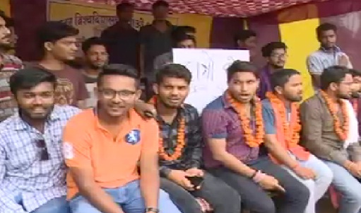 जगदलपुर: बस्तर विश्वविद्यालय के छात्र 4 सूत्रीय मांगो को लेकर आमरण अनशन पर बैठे