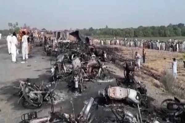 पाकिस्तान: तेल टैंकर के पलटने से विस्फोट, 140 लोगों की मौत