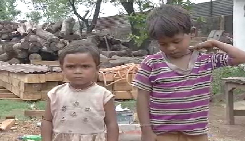 मासूम बच्चे बोले मम्मी को किसी ने मार दिया