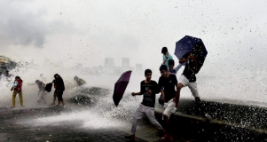 मुंबई : दो दिनों तक भारी बारिश और हाईटाइड की वॉर्निंग जारी