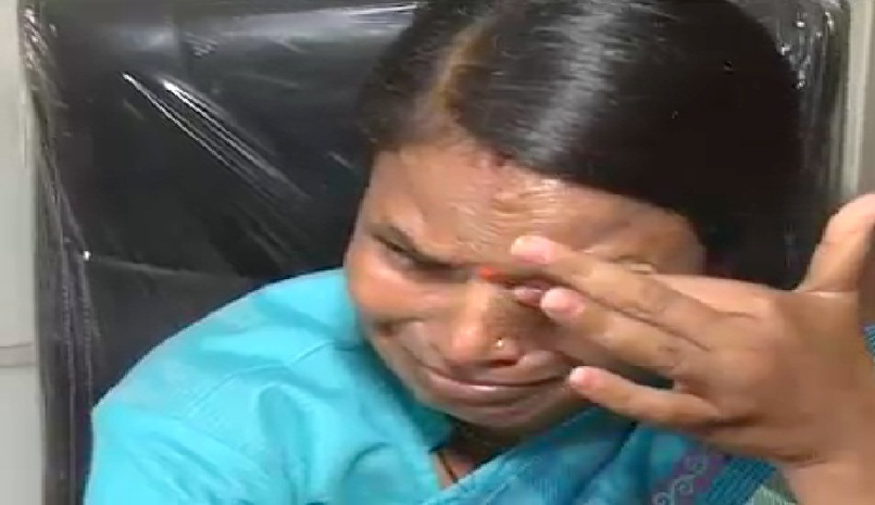 दर्जा प्राप्त मंत्री लगा रही झाड़ू पोछा… आॅफिस में बिजली पानी नहीं, कैमरे पर छलका दर्द