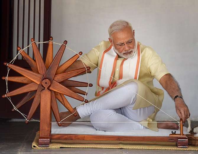 साबरमती आश्रम में प्रधानमंत्री मोदी ने बापू का चरखा चलाया