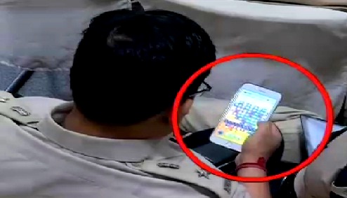 नेता भाषण में मस्त, पुलिस वीडियो गेम में मस्त