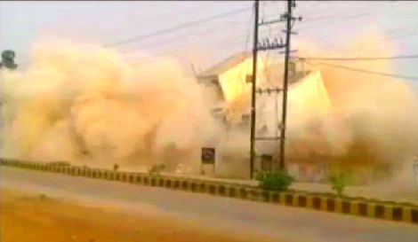 बस एक धमाका ..और बिल्डिंग धराशायी