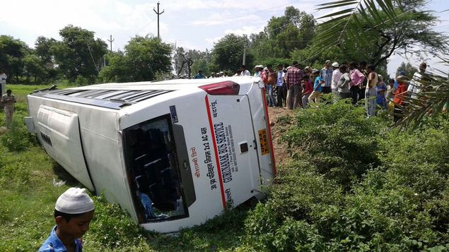 अनियंत्रित होकर पलटी बस, 30 से अधिक लोग घायल