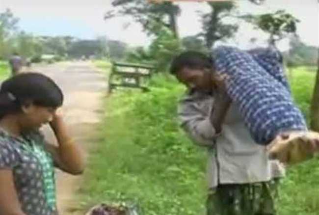 फिर कंधे पर शव…. शर्मसार हुई इंसानियत