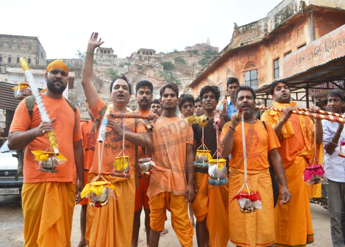 बम भोले की गूंज के साथ निकले कावडियें, कल से सावन सोमवार की शुरूआत