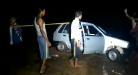 गरियाबंद में पुल पार करते वक्त दो कार और दो बाइक बहे