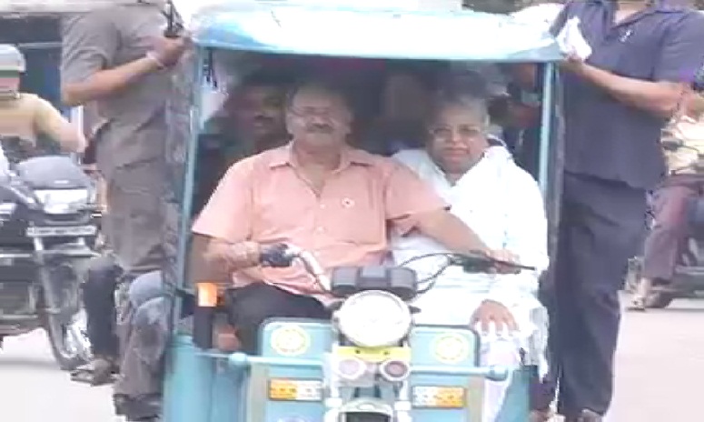 कृषि मंत्री बृजमोहन अग्रवाल को क्यों चलाना पड़ा आटो रिक्शा, जानिए पूरी खबर 