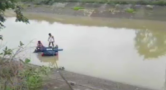 नहर में गिरी तेज रफ्तार कार, लोगों का अब तक नहीं चला पता