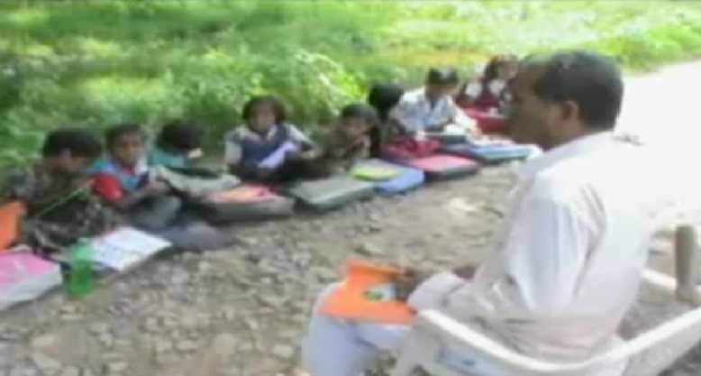 स्कूल है या खंडहर…? बच्चों के सिर पर मंडरा रही मौत