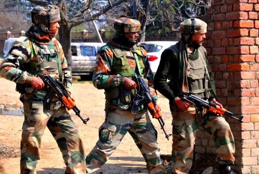 कश्मीर में छिपे आतंकियों को खोज के मारेगी सेना, केन्द्र ने दिखाई हरी झंडी