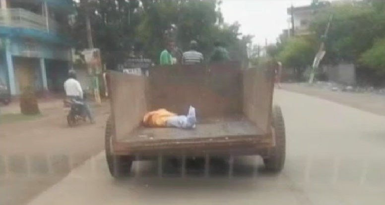 शर्मनाक… कचरा वाहन में शव……