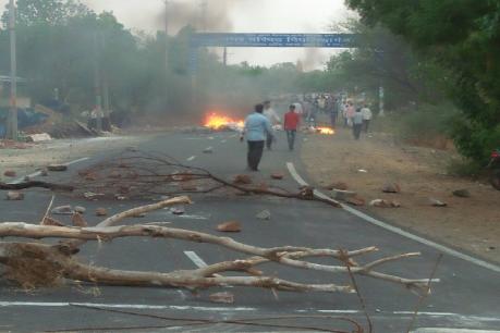 गुजरात में दो समुदायों के बीच झड़प में दो की मौत, उग्र भीड़ ने 15 वाहनों में लगाई आग