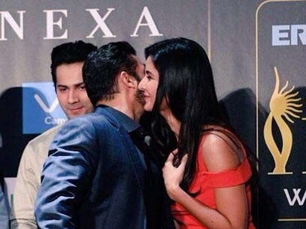 जब सलमान ने कटरीना को सरेआम किया KISS….