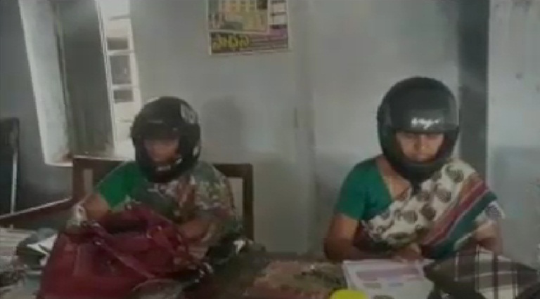शिक्षकों का अनोखा प्रदर्शन वायरल, हेलमेट पहनकर बच्चों को पढ़ाने पहुंचे