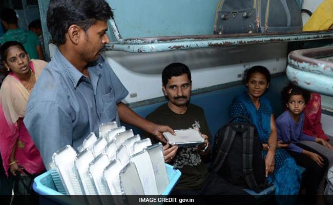 रेलवे का खाना इंसानों के खाने लायक नहीं, CAG की रिपोर्ट में खुलासा