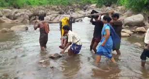 गर्भवती को बीच रास्ते में छोड़कर फरार हुआ एंबुलेंस चालक, 16 किलोमीटर बांस पर लटकाकर पहुंचाया अस्पताल