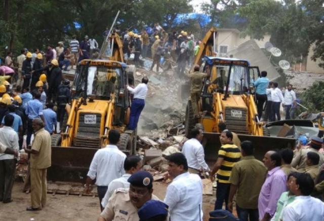 मुंबई के घाटकोपर में 2 बिल्डिंग गिरी, मलबे में दबे 9 लोगों को बचाया गया