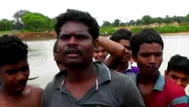 बच्चों की पढ़ाई बाधित न हो इसलिए केवट बना पढ़ाई से वंछित रहा युवक