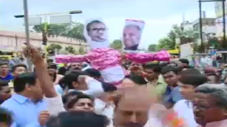 मध्य प्रदेश में पुतलों की राजनीति, सिंधिया के बाद CM शिवराज और नंदकुमार के जले पुतले