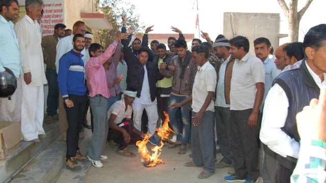 कर्मचारी संगठनों ने 7वें वेतनमान के आदेश की जलाई होली, बड़े आंदोलन की चेतावनी