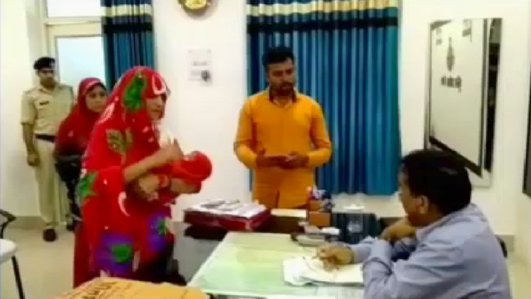 तीन साल की मासूम के मुंह में तम्बाकू डालकर मार रहे थे दादा-दादी, फिर ये हुआ