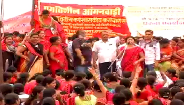 विधानसभा घेराव की कोशिश, आंगनबाड़ी कार्यकर्ताओं को पुलिस ने रोका