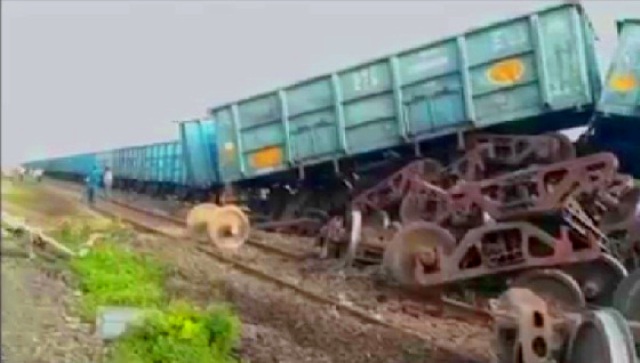 बिहार के कैमूर में मालगाड़ी की 14 बोगियां हुई डिरेल