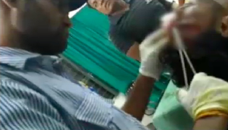 डाॅक्टर मौजूद लेकिन सुरक्षाकर्मी लगा रहा मरीज को टांके
