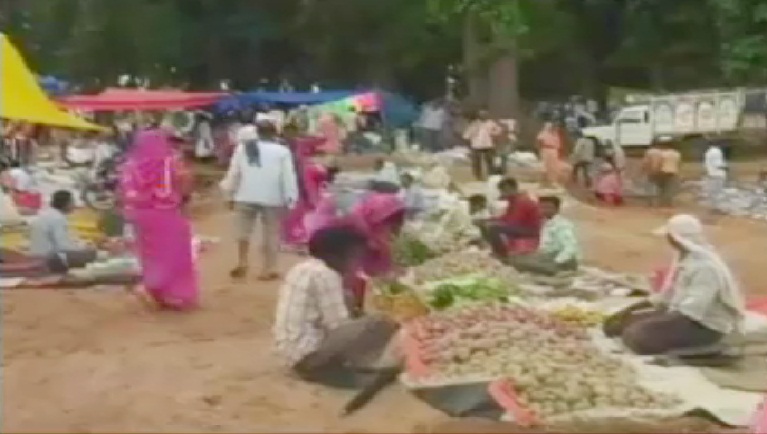दो प्रदेशों की सीमा में एक साथ लगता है ये बाजार