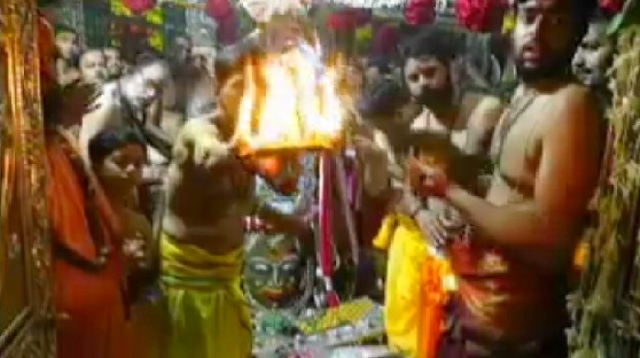 सावन का आखिरी सोमवार, भस्म आरती के बाद महाकाल को बांधी गई राखी