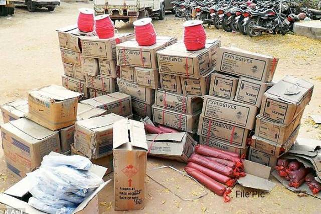 भारी मात्रा में विस्फोटक और डेटोनेटर सहित तीन गिरफ्तार