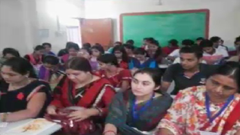 कलेक्टर की सराहनीय पहल निर्धन छात्रों के लिए शुरू की कोचिंग संस्था