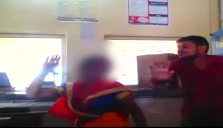 महिला के साथ आॅफिस में रेलवे कर्मचारियों का डांस वायरल