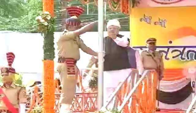 सीएम रमन सिंह ने पुलिस परेड ग्राउंड में फहराया तिरंगा