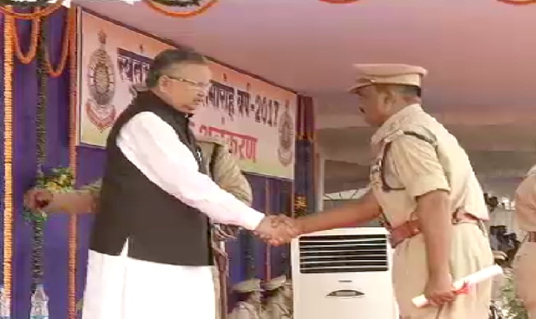 छग : उल्लेखनीय कार्य करने वाले पुलिस अफसरों को सीएम रमन ने किया सम्मानित