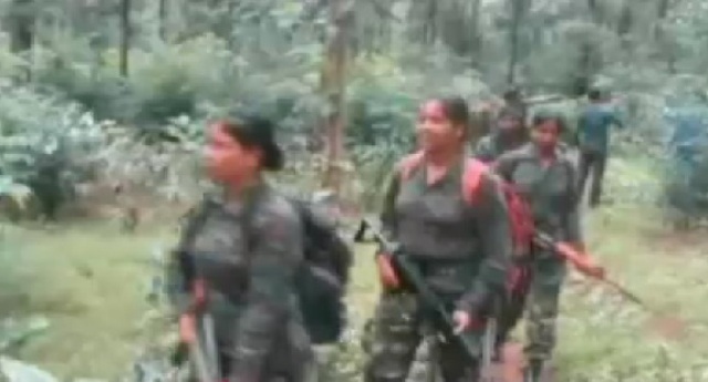 बीजापुर: नक्सल मोर्चे पर उतरीं महिला कमांडोज़ ने फहराया तिरंगा