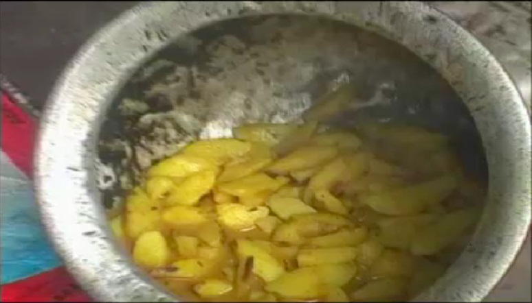 बच्चे भूखे, मिड डे मिल के पैसों से अधिकारी भर रहे अपना पेट