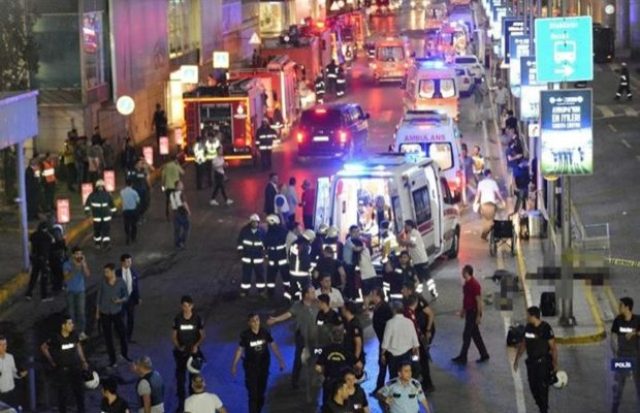 स्पेन के बार्सिलोना में आतंकियों ने वैन से लोगों को कुचला, 13 लोगों की मौत