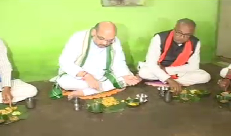 मप्र : अमित शाह ने शिवराज के साथ आदिवासी कार्यकता के घर किया भोजन