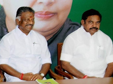 दो धड़ों में बंटी AIADMK फिर हुई एक, पन्नीरसेल्वम बने डिप्टी सीएम