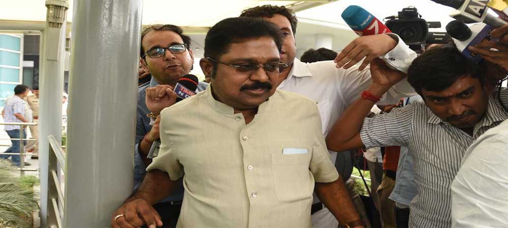 AIADMK के दोनों धड़ों के विलय के बाद दिनाकरन गुट के 19 विधायक पहुंचे राज भवन