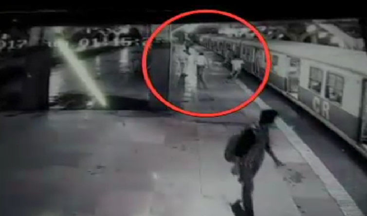 मुंबई GRP की लापरवाही, यात्री को ट्रेन से फेंकने की घटना CCTV में कैद