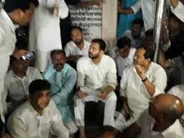 नीतीश कुमार पर गंभीर आरोप लगा तेजस्वी बैठे धरने पर, मांगा इस्तीफा